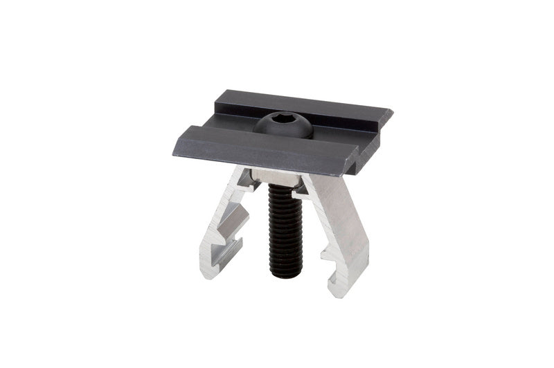 Halteklammern aus korrosionsbeständigem Material zur Befestigung von Solarpanelen.