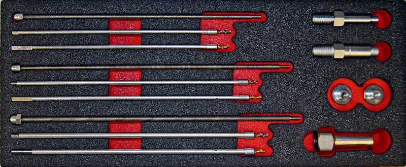 Set mit verschiedenen Werkzeugen zur Wartung und zum Austausch von Glühkerzen.