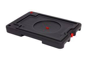 Schwarze Auffangwanne aus PE mit 30 Litern Fassungsvermögen und praktischem Auslauf.