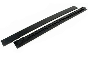 Schwarze Bodenmatte mit Randleisten aus robustem, rutschfestem Material für Werkstattbereiche.