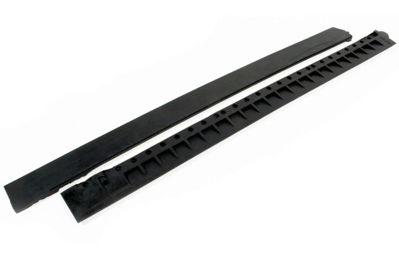 Schwarze Bodenmatte mit Randleisten aus robustem, rutschfestem Material für Werkstattbereiche.