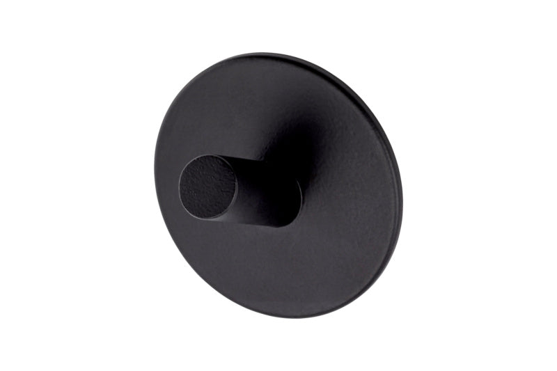 Schlichter Kleiderhaken aus robustem Material mit klaren Linien für Wandmontage.