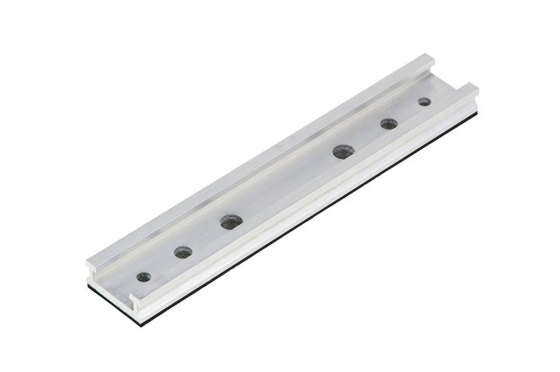 Aluminium-Montageschiene BLSHN-SOL-ALU-ZEBRA für Solaranlagen mit vorgefertigten Bohrlöchern.