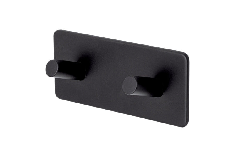 Eleganter Kleiderhaken in modernem Design, ideal für Flur oder Badezimmer.