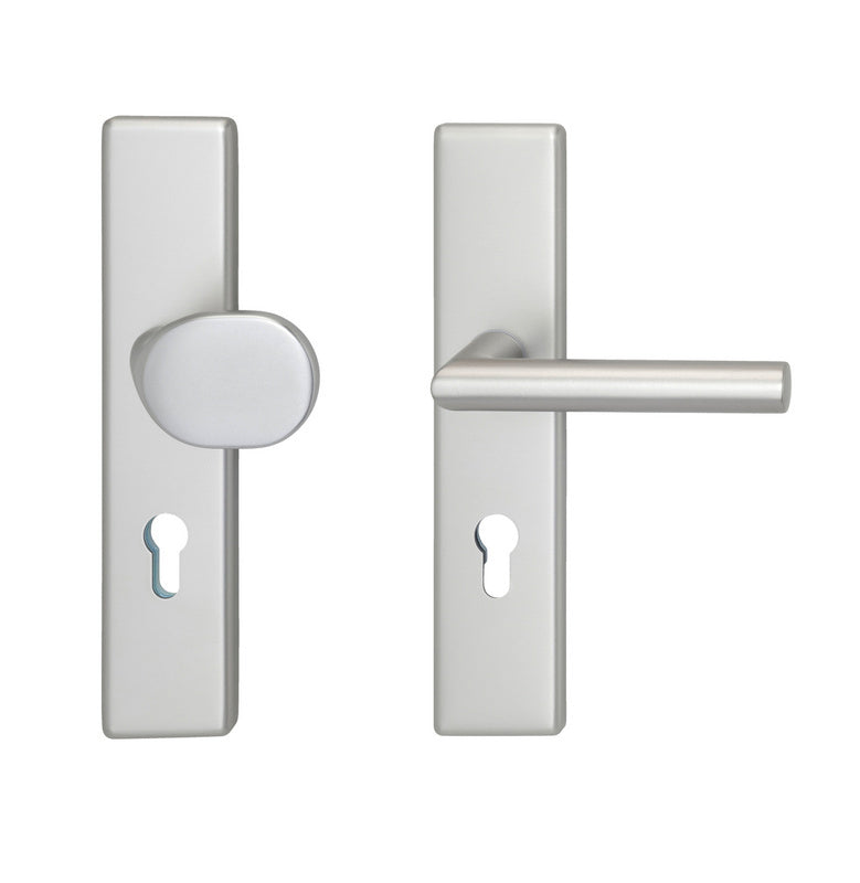 Aluminium-Schutzbeschlag in Weiß, stabil und elegant, ideal für Türen und Fenster.