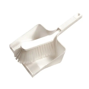 Eine weiße Kehrschaufel mit Besen und geripptem Griff.