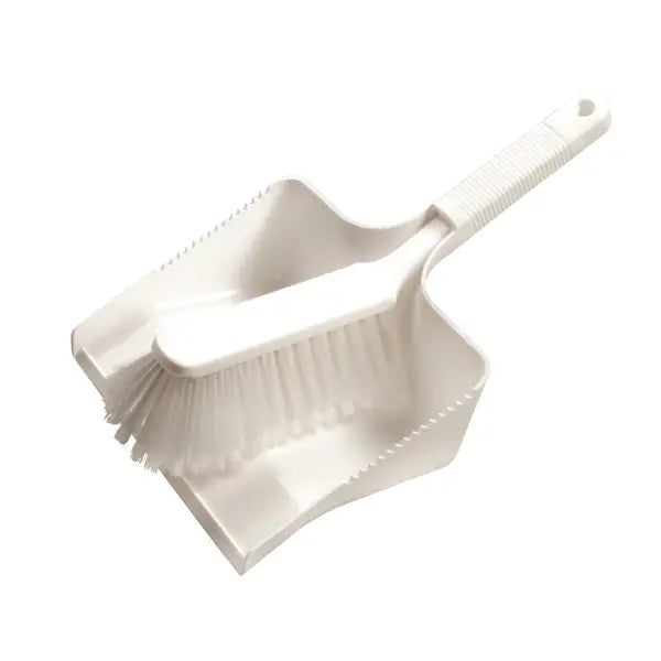 Eine weiße Kehrschaufel mit Besen und geripptem Griff.