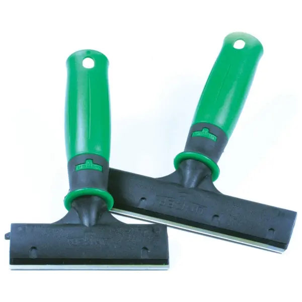 Zwei grüne und schwarze Glasreinigungsschaber mit 10 cm Klingen.