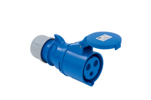 Blaue CEE-Steckdose mit 32A, 250V, IP44, robust für industrielle und gewerbliche Anwendungen.