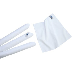 Drei aufgerollte und ein entfaltetes weißes Mikrofasertuch.