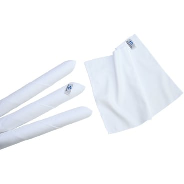 Drei aufgerollte und ein entfaltetes weißes Mikrofasertuch.