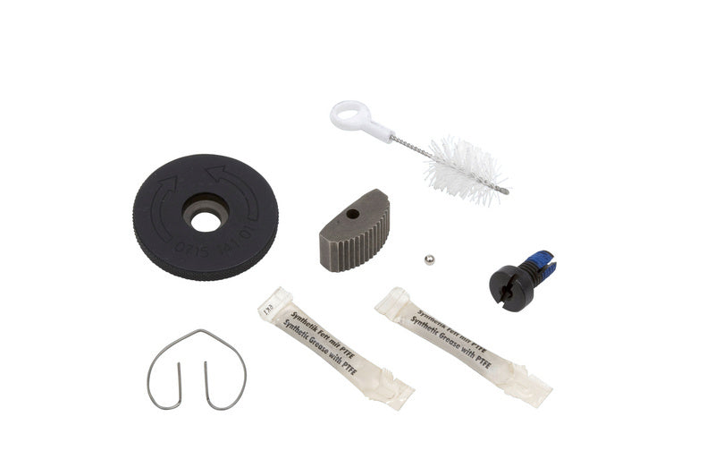 Wartungsset für 3/4 Zoll-Knarre mit Schmiermitteln, Reinigungstüchern und Werkzeug.