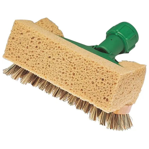 Ein Schwamm- und Bürstenkopf für Reinigungsgeräte mit grünem Griff.