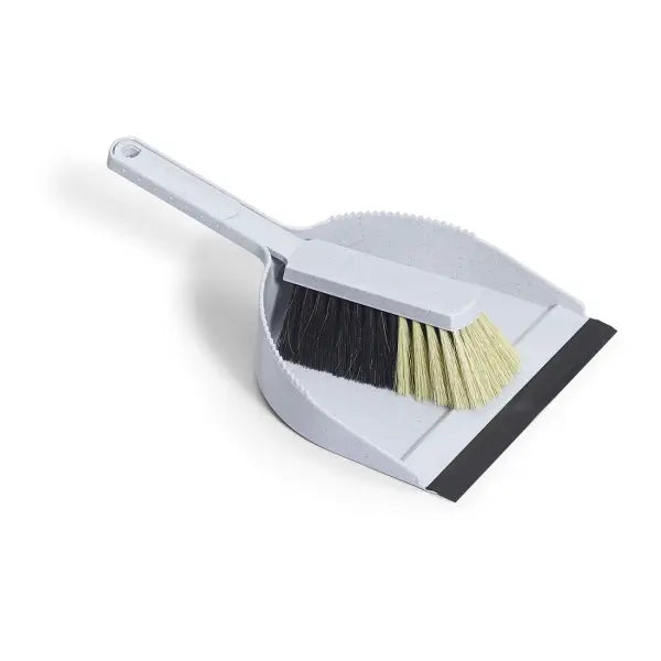 Grauer Kehrset mit Besen und Staubschaufel mit Gummilippe