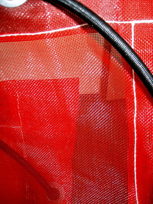 Grüne Schutzplane mit verstärkten Kanten und Ösen für sichere Befestigung und UV-Schutz.