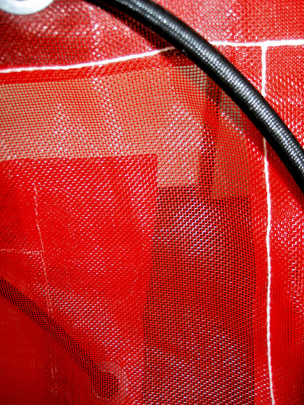 Grüne Schutzplane mit verstärkten Kanten und Ösen für sichere Befestigung und UV-Schutz.