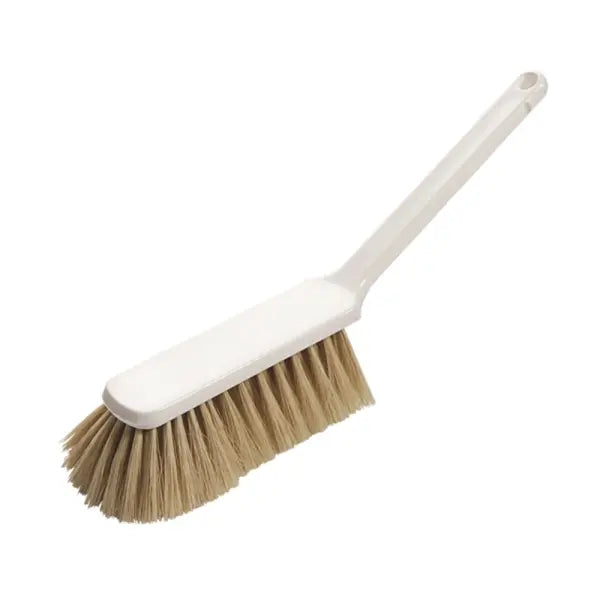 Ein weißer Handbesen mit blonden Borsten und einem Loch im Griff.