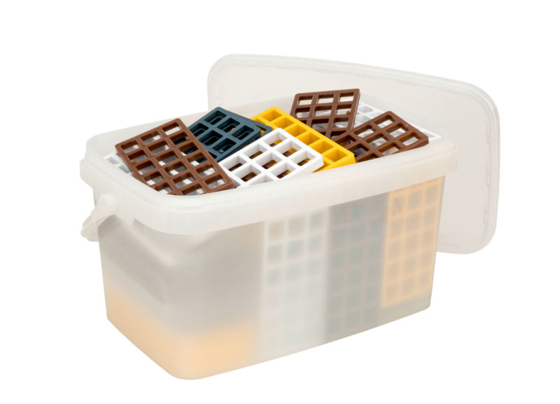 Sortiment aus verschiedenen Distanzklötzen in unterschiedlichen Größen und Farben für Bauarbeiten.