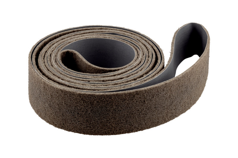 Langes Schleifband aus flexiblem Vliesmaterial, geeignet für verschiedene Schleifmaschinen.