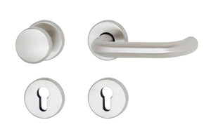 Edelstahl-Türdrücker mit ergonomischer Form und CLICK WE-Technologie für einfache Montage.