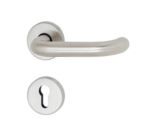 Edelstahl-Türdrücker mit ergonomischem Design und CLICK-Technologie für öffentliche Räume.