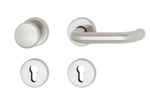 Edelstahl-Türdrücker mit ergonomischer Form und CLICK-Technologie für öffentliche Räume.