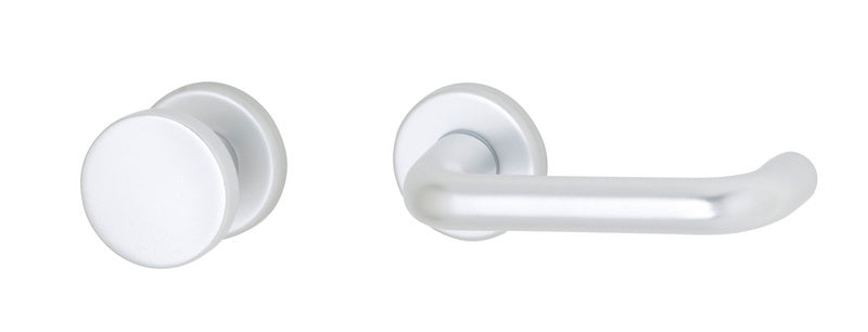 Silberner Türdrücker aus Aluminium mit ergonomischer Form und eingefrästem Rosetten-System.