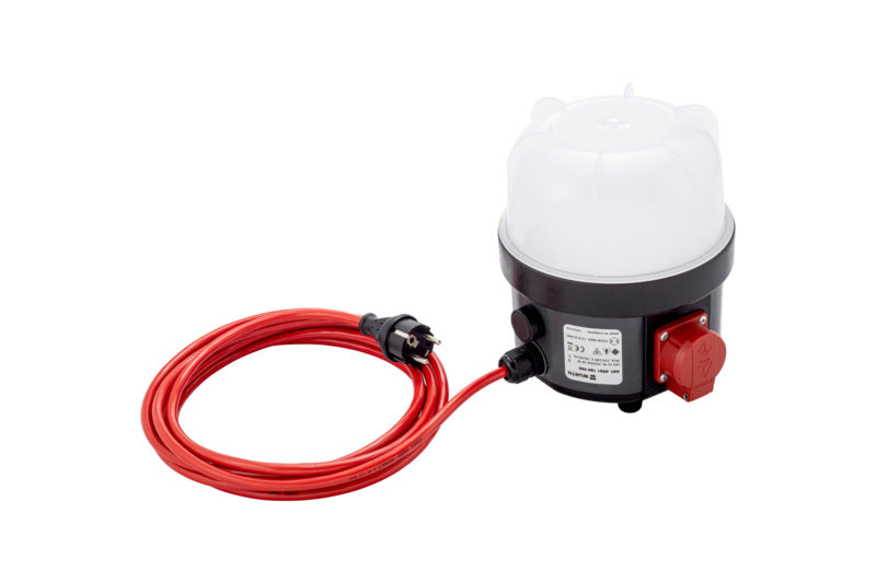 Arbeitsleuchte mit LED, 360 Grad drehbar und integrierter Steckdose in robustem Gehäuse.