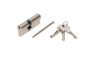 Profilzylinder mit 6-Stiftsystem, nickelbeschichtetem Stahl und dekorativem Beschlag.