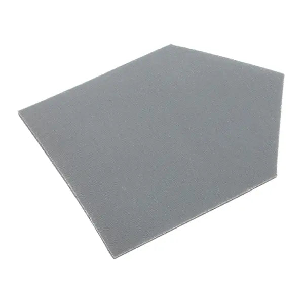 Graues, rechteckiges Reinigungspad mit strukturierter Oberfläche.
