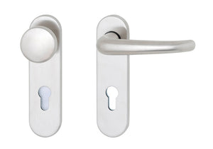 Matte Edelstahl-Türdrücker für Brandschutz- und Paniktüren mit ergonomischem Design.