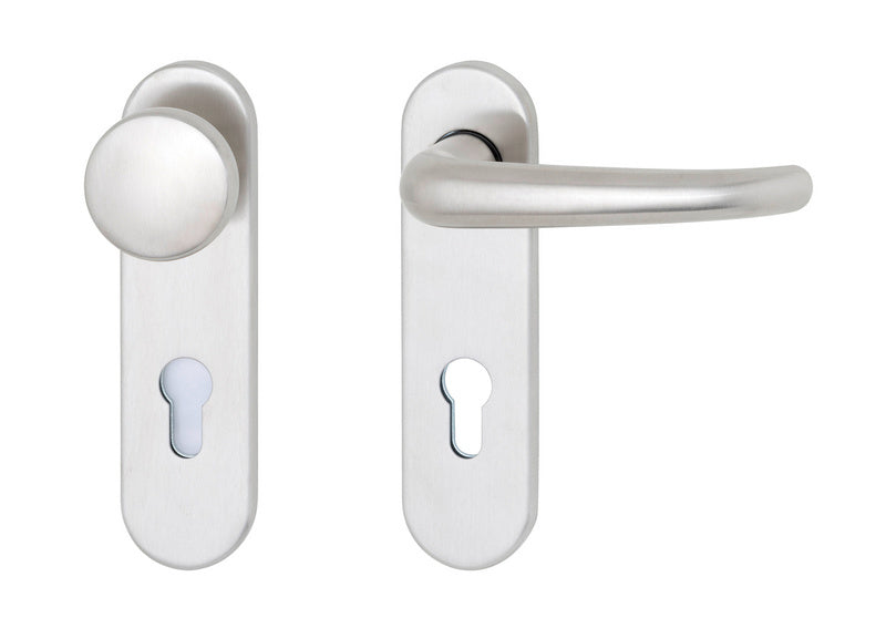 Matte Edelstahl-Türdrücker für Brandschutz- und Paniktüren mit ergonomischem Design.