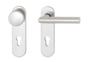 Türdrücker aus mattem Edelstahl für Brandschutz- und Paniktüren, ideal für Sicherheitsbereiche.