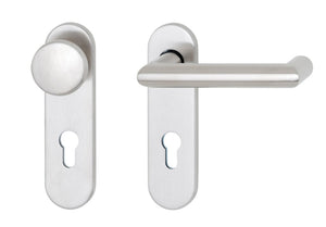 Edelstahl-Türdrücker in Matt-Optik, ergonomisch geformt für komfortablen Griff und Langlebigkeit.