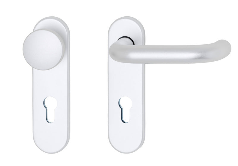 Silberner Türdrücker aus Aluminium für Brandschutz- und Paniktüren mit ergonomischem Design.