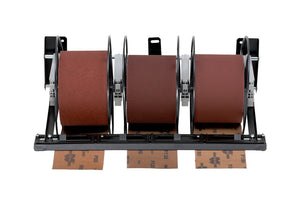 Abrollsystem für Schleifgewebe mit robustem Design und flexibler Montageoption in Werkstattumgebung.