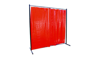 Mobile Schweißerschutzwand aus hitzebeständigem Material mit transparentem Sichtfenster.