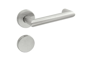 Edelstahl-Türdrücker mit ergonomischem Design für Brandschutz- und Paniktüren.