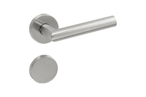 Edelstahl-Türdrücker mit Paniktür-System und gebürsteter Oberfläche für Sicherheit und Design.