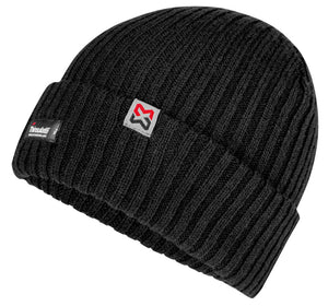 Schwarze Strickmütze mit Kapuze, aus weichem, elastischem Material für hohen Tragekomfort.