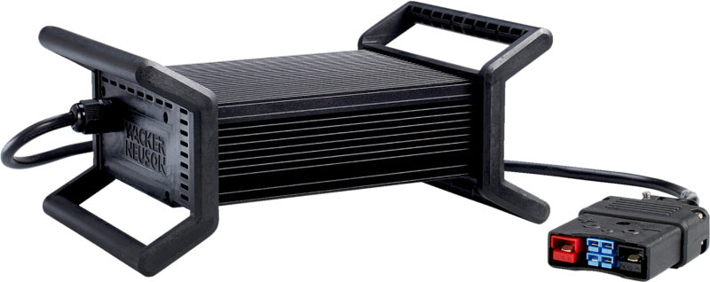 Akku Betonrüttler BETRUTLR mit ergonomischem Griff und kabellosem Design für Betonverdichtung.