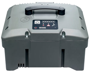 Akku Betonrüttler BETRUTLR mit kabellosem Design und ergonomischem Handgriff in Grau und Orange.