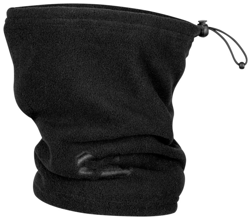 Schwarzer Fleece-Schal aus weichem Material, vielseitig tragbar und leicht zu pflegen.