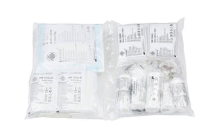 Drei Teile Erste Hilfe Set mit Verbandstasche, Pflastern und Anleitung für Notfälle.