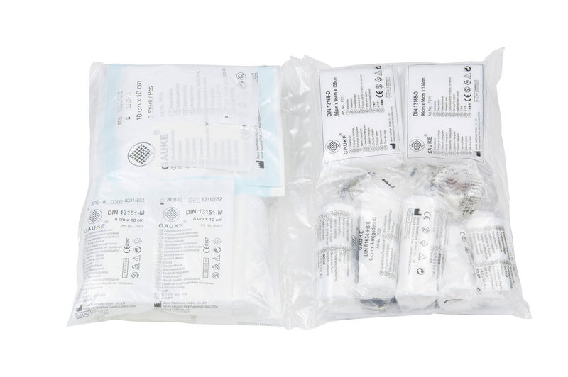 Drei Teile Erste Hilfe Set mit Verbandstasche, Pflastern und Anleitung für Notfälle.