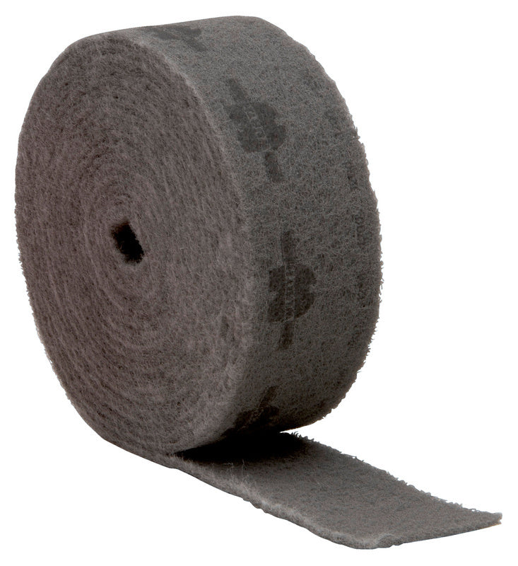 Schleifvlies Rolle SHLFVLI in grau, 100 mm breit und 25 m lang, mit feinkörniger Struktur.