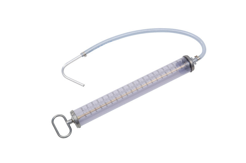 Robuste Saug- und Druckspritze mit ergonomischem Griff zum Saugen und Fördern von Flüssigkeiten.