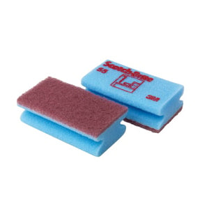 Zwei Scotch-Brite Reinigungsschwämme, blau mit roter Scheuerseite.