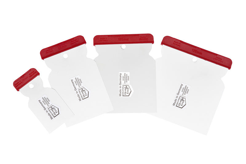 Vierteiliges Spachtel-Set mit verschiedenen Klingenformen und Griffen in Schwarz und Silber