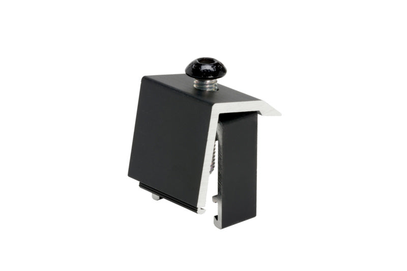 Robuste Halteklammer aus korrosionsbeständigem Material für die Montage von Solarmodulen.